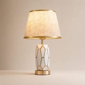 Weiße Keramik-Tischlampe mit goldenen Akzenten